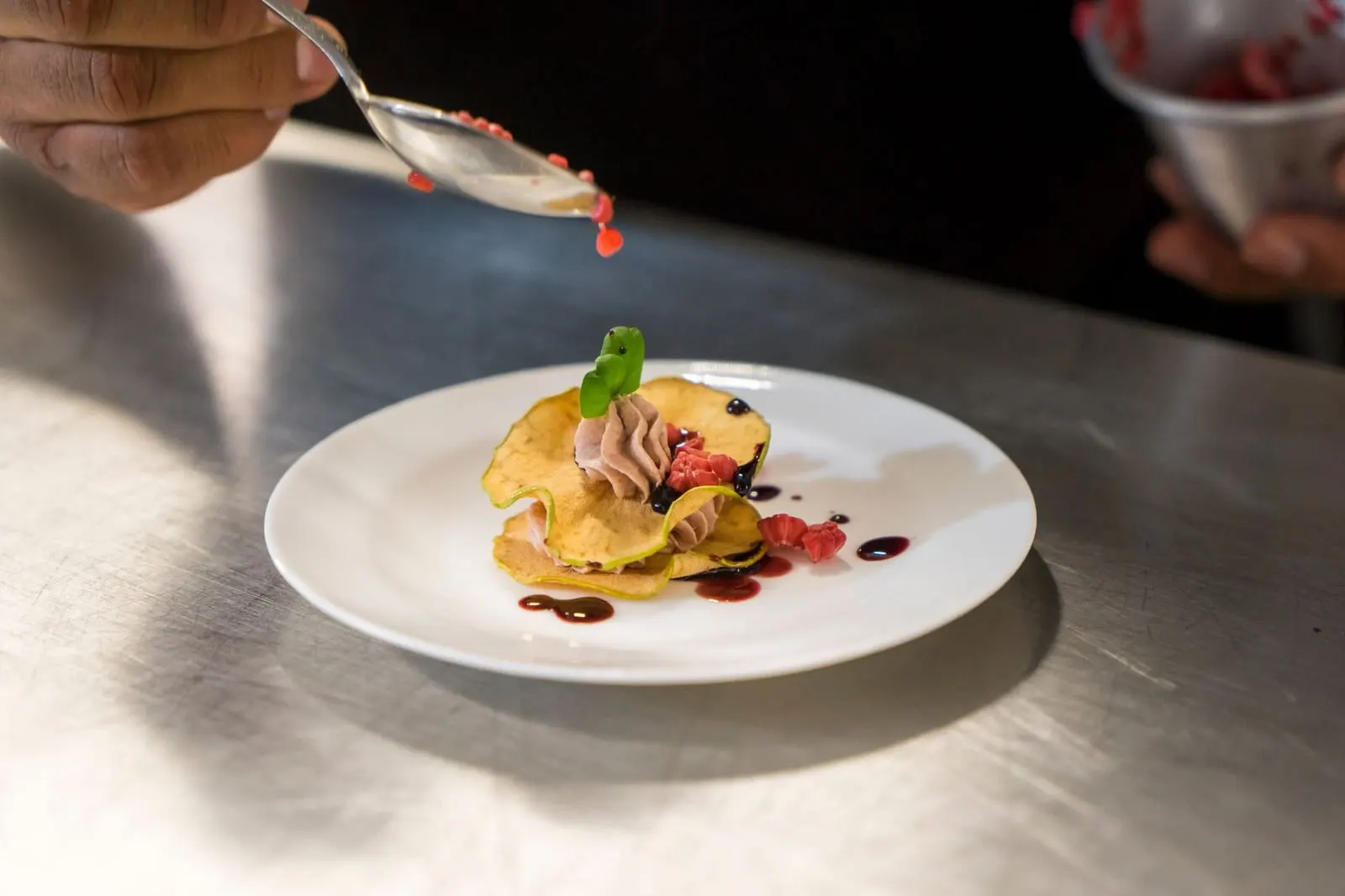 Gerecht dat wordt opgemaakt in de keuken